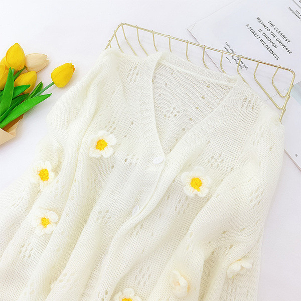 Női kardigán 3D elemes virágokkal és fehér gombokkal