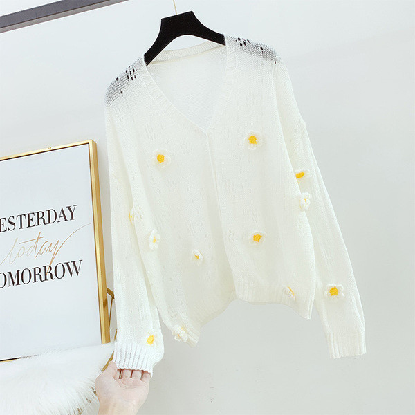 Női kardigán 3D elemes virágokkal és fehér gombokkal