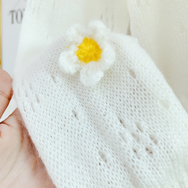 Női kardigán 3D elemes virágokkal és fehér gombokkal