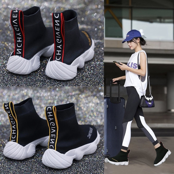 Aktuális női zoknis tornacipő durva talppal, fekete színben