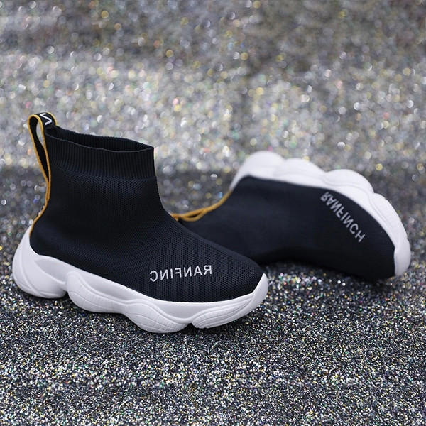 Aktuális női zoknis tornacipő durva talppal, fekete színben