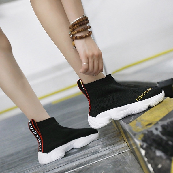 Aktuális női zoknis tornacipő durva talppal, fekete színben