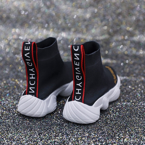 Aktuális női zoknis tornacipő durva talppal, fekete színben