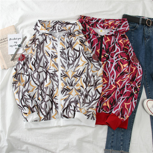 Női alkalmi pulóver kapucnival és színes mintával fehér és piros színben