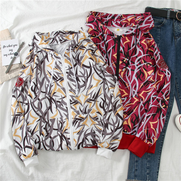 Női alkalmi pulóver kapucnival és színes mintával fehér és piros színben