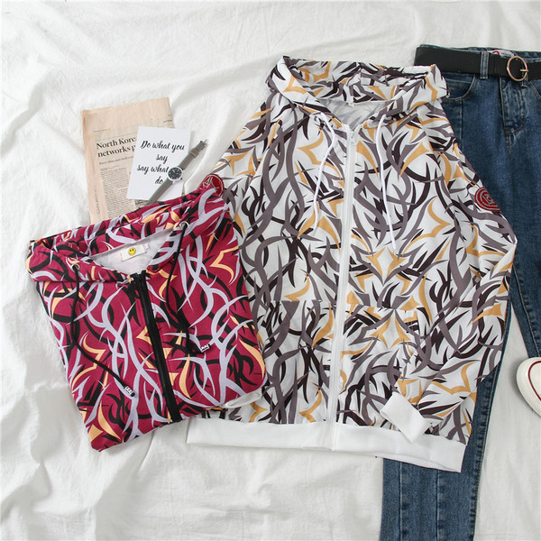 Női alkalmi pulóver kapucnival és színes mintával fehér és piros színben