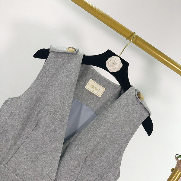 Elegáns, szabott, szürke mellény, gombokkal