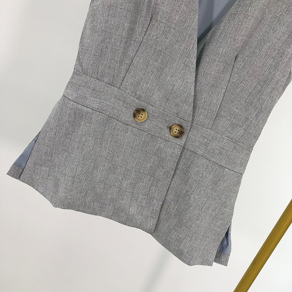 Elegáns, szabott, szürke mellény, gombokkal