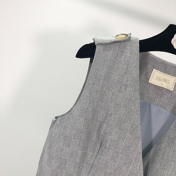 Elegáns, szabott, szürke mellény, gombokkal