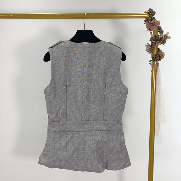 Elegáns, szabott, szürke mellény, gombokkal