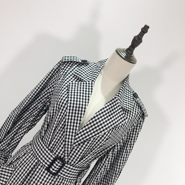 Hosszú kockás ruha zsebekkel és övvel