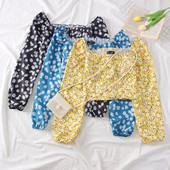 Új modell, korszerű női blúz négyzet alakú nyakkivágással és virágmotívumokkal