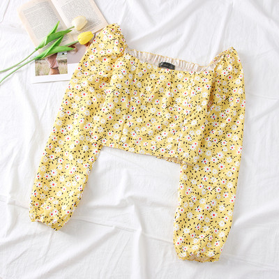 Új modell, korszerű női blúz négyzet alakú nyakkivágással és virágmotívumokkal