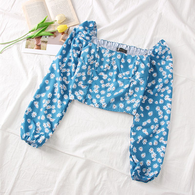 Új modell, korszerű női blúz négyzet alakú nyakkivágással és virágmotívumokkal