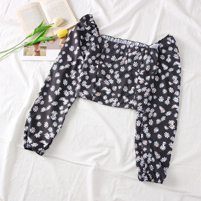 Új modell, korszerű női blúz négyzet alakú nyakkivágással és virágmotívumokkal