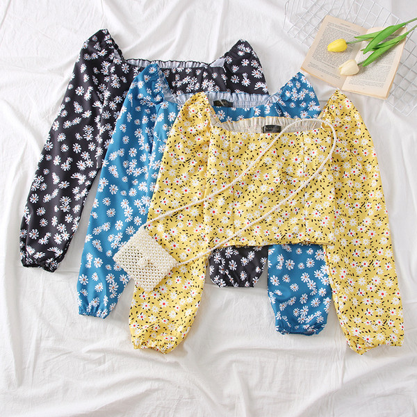 Új modell, korszerű női blúz négyzet alakú nyakkivágással és virágmotívumokkal