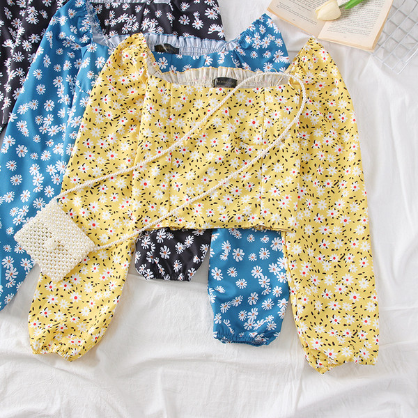 Új modell, korszerű női blúz négyzet alakú nyakkivágással és virágmotívumokkal