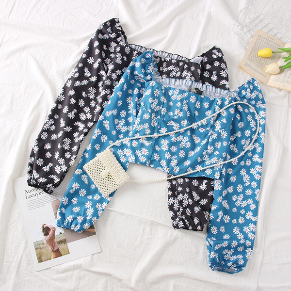 Új modell, korszerű női blúz négyzet alakú nyakkivágással és virágmotívumokkal