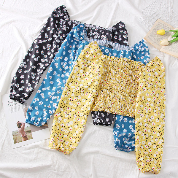 Új modell, korszerű női blúz négyzet alakú nyakkivágással és virágmotívumokkal