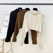 Rövid női pulóver magas gallérral - széles modell