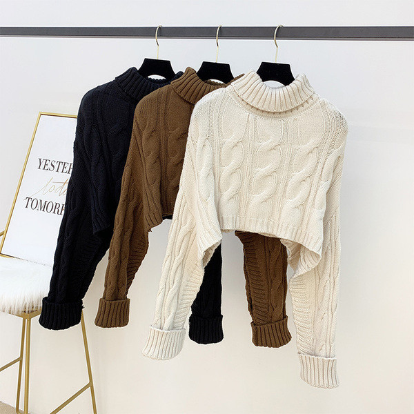 Rövid női pulóver magas gallérral - széles modell