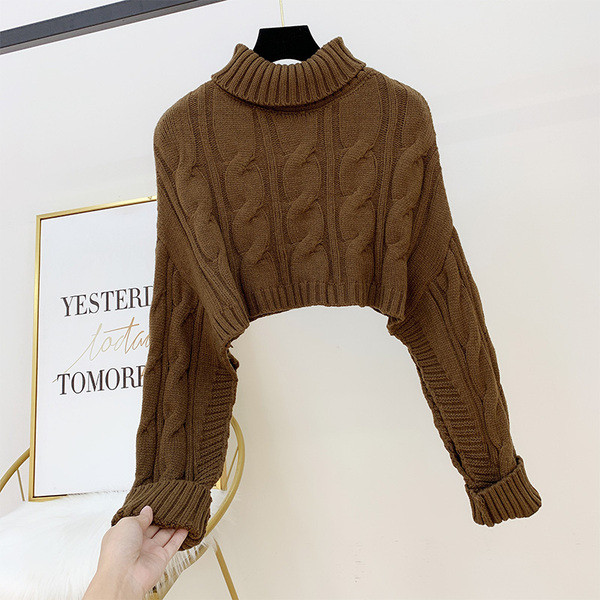 Rövid női pulóver magas gallérral - széles modell