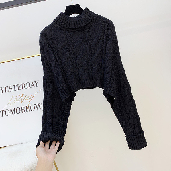 Rövid női pulóver magas gallérral - széles modell