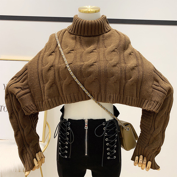 Rövid női pulóver magas gallérral - széles modell