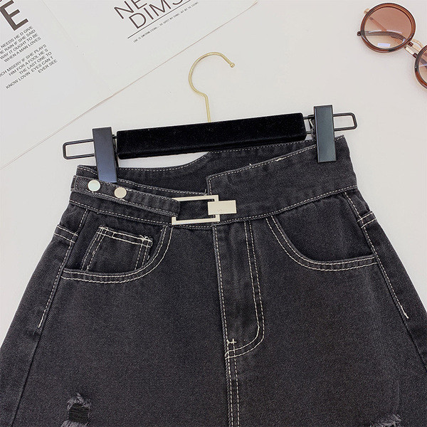 Blugi scurti de dama cu curea de culoare neagra