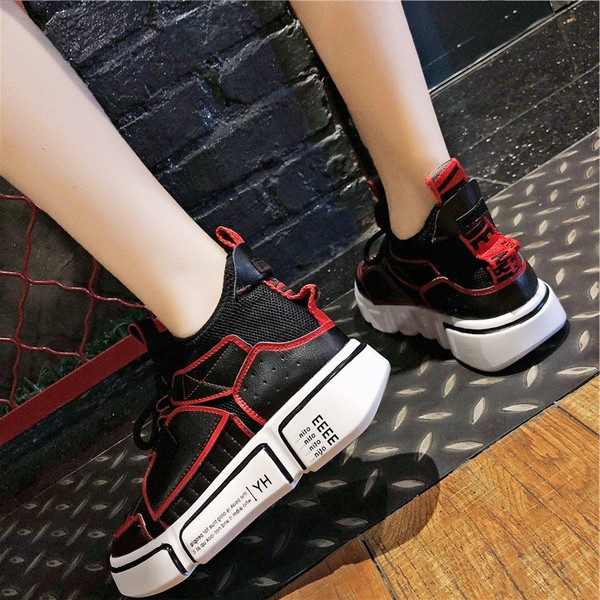 Modern női tornacipő magas talppal, két színben