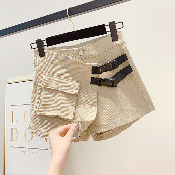 Pantaloni scurți de damă cu buzunar în negru și bej