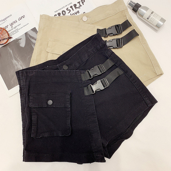 Pantaloni scurți de damă cu buzunar în negru și bej