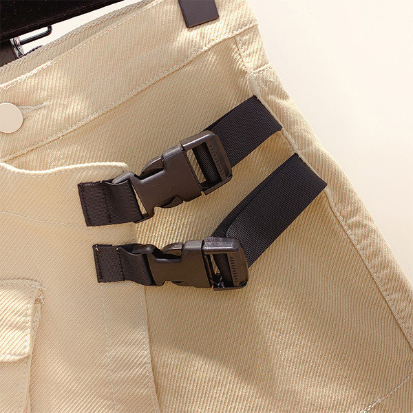 Pantaloni scurți de damă cu buzunar în negru și bej