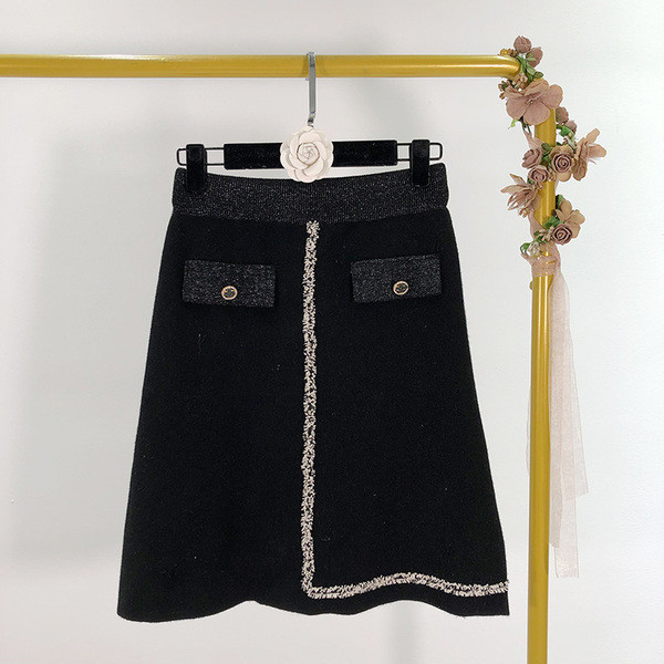 Fekete szabású női szoknya zsebekkel