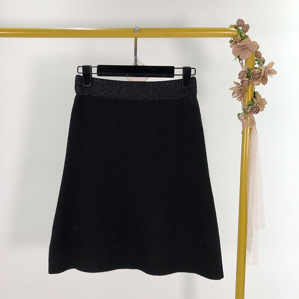 Fekete szabású női szoknya zsebekkel