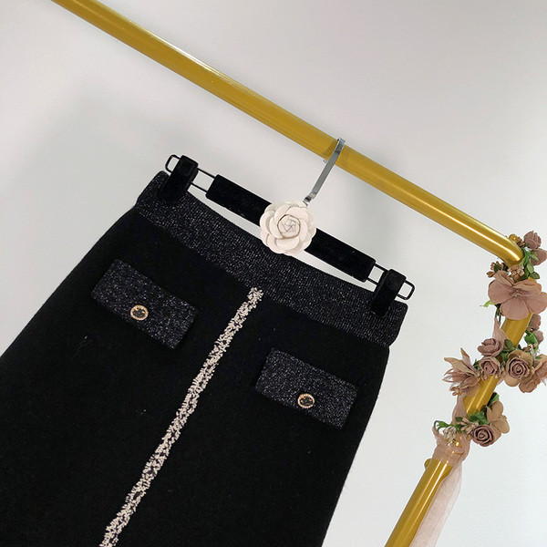 Fekete szabású női szoknya zsebekkel