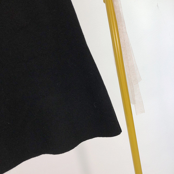 Fekete szabású női szoknya zsebekkel