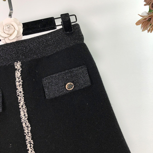Fekete szabású női szoknya zsebekkel