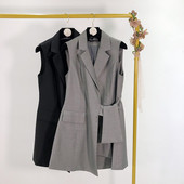 Hosszú, modern mellény szürke és fekete megkötővel