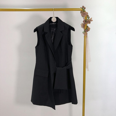 Hosszú, modern mellény szürke és fekete megkötővel