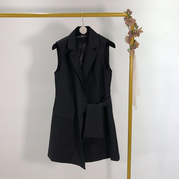 Hosszú, modern mellény szürke és fekete megkötővel