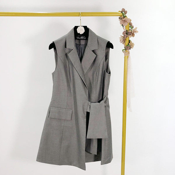 Hosszú, modern mellény szürke és fekete megkötővel