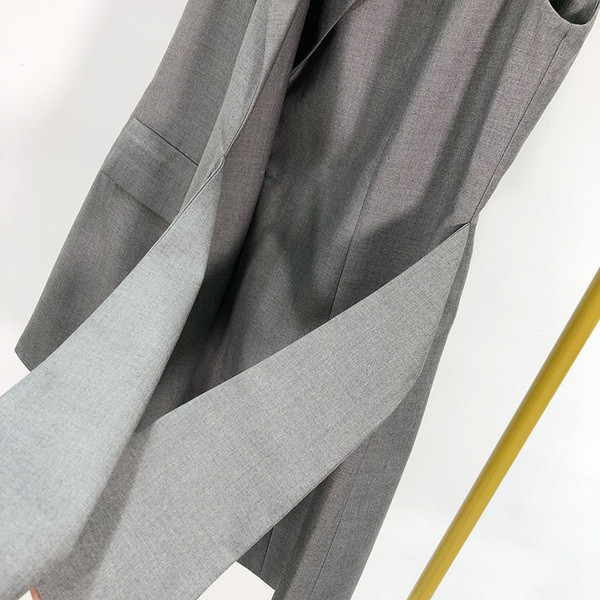 Hosszú, modern mellény szürke és fekete megkötővel