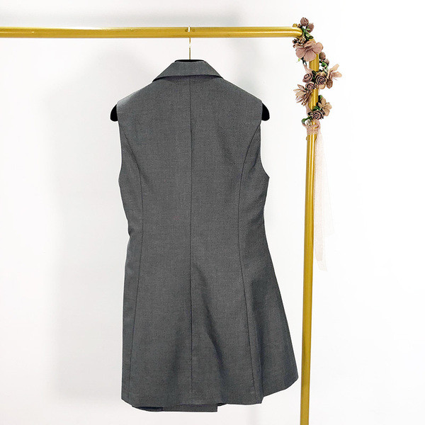 Hosszú, modern mellény szürke és fekete megkötővel