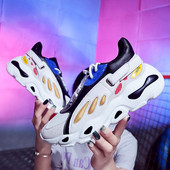 Új női tornacipő modell durva talppal, színes motívumokkal