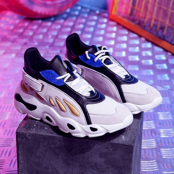 Új női tornacipő modell durva talppal, színes motívumokkal