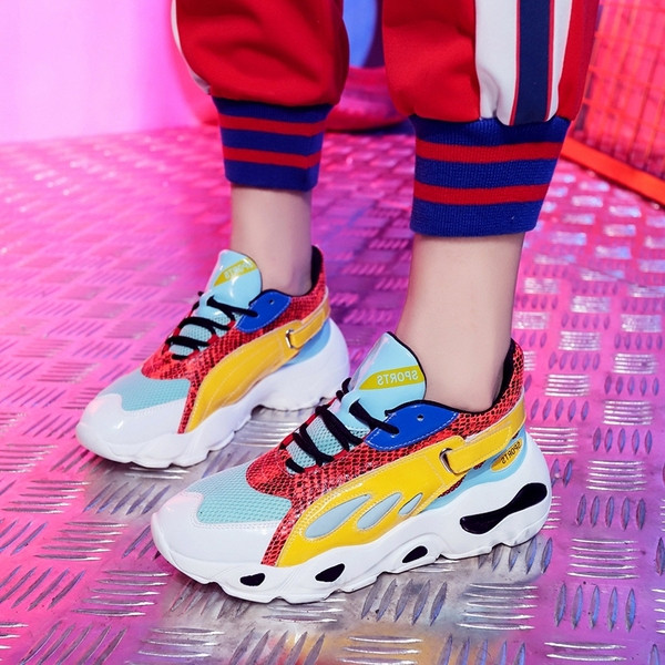 Új női tornacipő modell durva talppal, színes motívumokkal