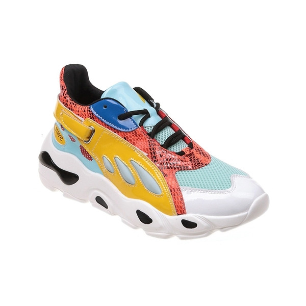 Új női tornacipő modell durva talppal, színes motívumokkal