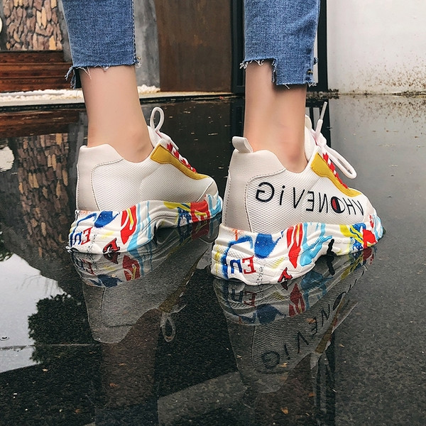 Aktuális női színes tornacipő felirattal