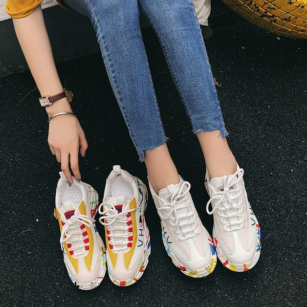 Aktuális női színes tornacipő felirattal